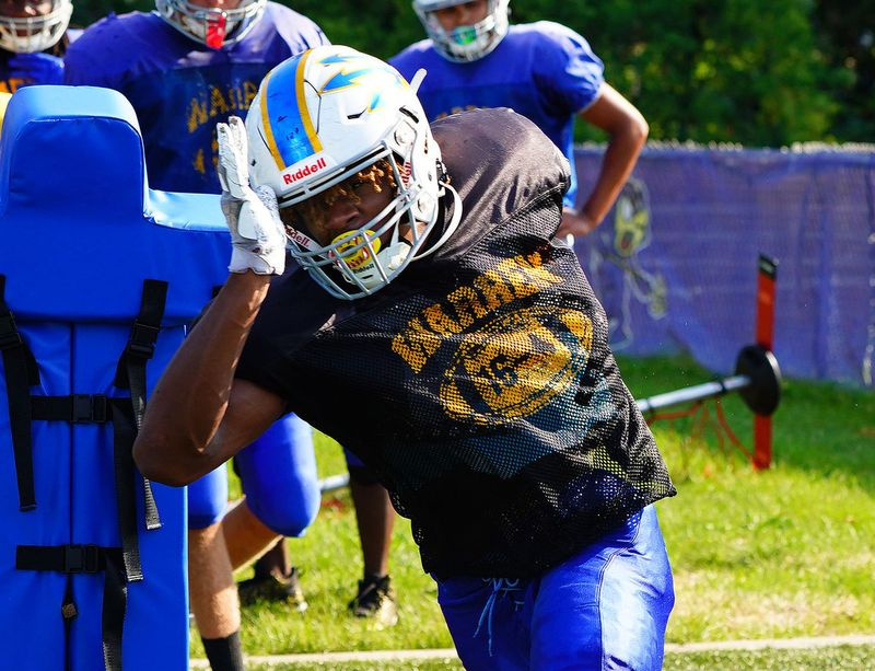 Caleb Falls de Warren desenvolve sua técnica de corrida na prática em Gurnee.