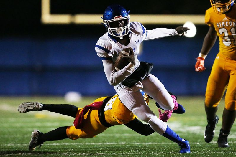 Antonio Brown (8) Phillipsa niesie piłkę przeciwko Simeonowi, Chicago, Illinois, 5 października 2019 r.