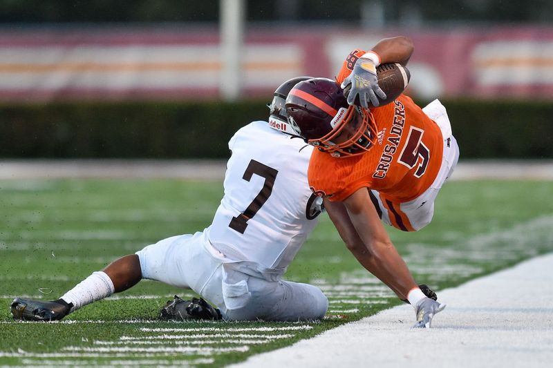 Tajhaun McClellan (7) de Joliet Catholic force Aaron Vaughn (5) de Brother Rice à sortir des limites.