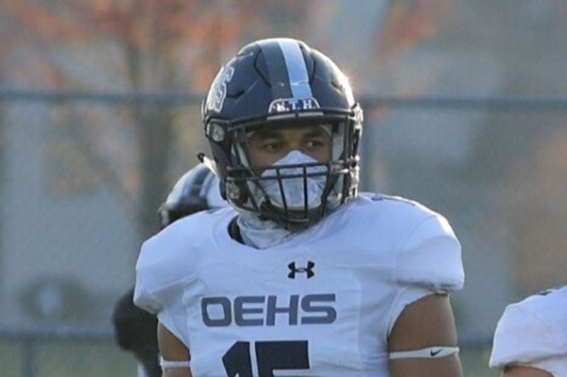 O linebacker do Oswego East, Jared Batie, é o sétimo recruta no estado na classe de 2022 do técnico do Illinois, Bret Bielema.