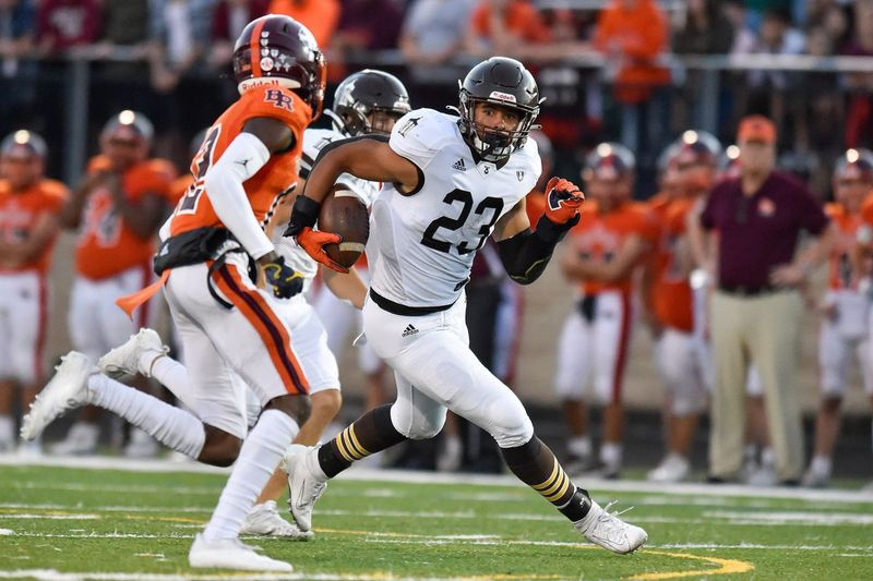 Jordan Anderson (23) z Joliet Catholic hraje míč proti bratru Riceovi.
