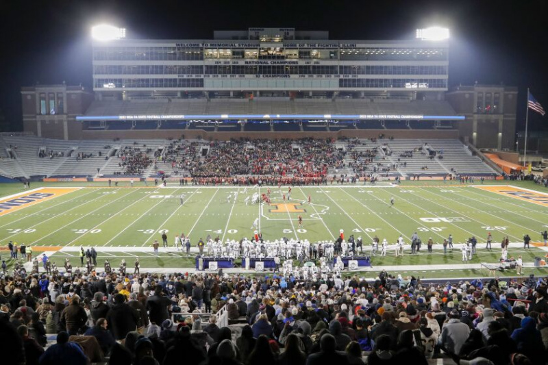  Una vista del Memorial Stadium de la Universidad de Illinois durante el juego de campeonato estatal IHSA Clase 7A entre Mount Carmel y Batavia.