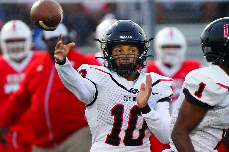 Bolingbrook quarterback Bobby Ervin (10) hittar en öppen mottagare mot Homewood-Flossmoor.