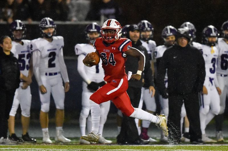 Ethan Middleton (84) von St. Rita läuft im ersten Viertel gegen Rolling Meadows 78 Yards.