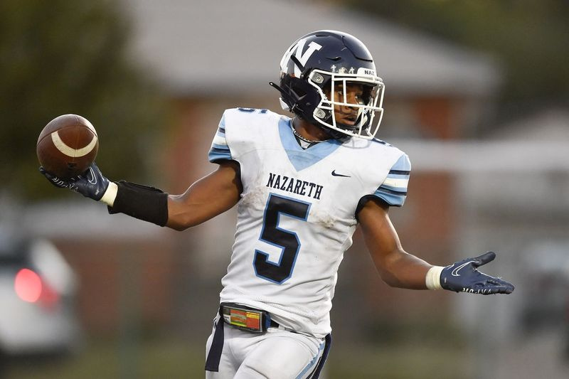 Kaleb Miller (5) din Nazareth reacționează după ce a marcat un touchdown împotriva Notre Dame.