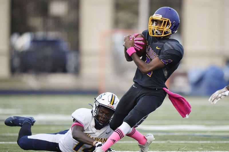 Schurz running back Jewgante Abraham (4) beží s loptou proti Sullivanovi.
