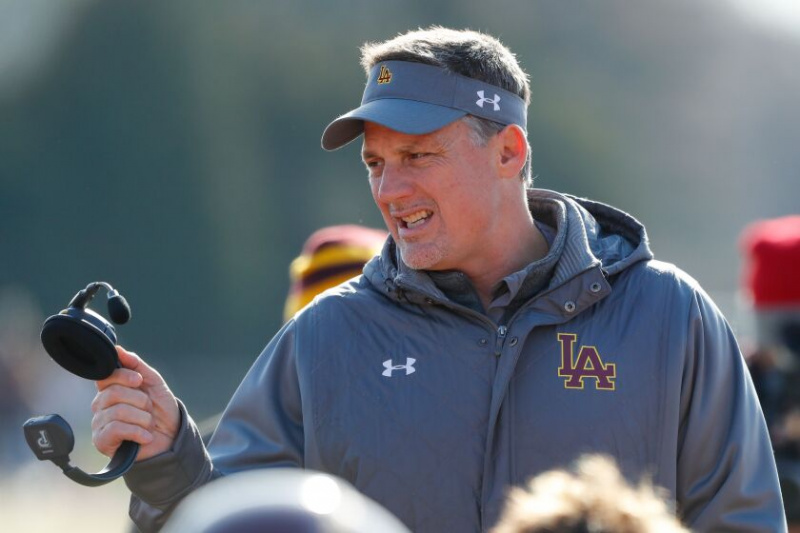  O técnico do Loyola, John Holecek, se dirige à sua equipe antes do jogo contra o Glenbard West.