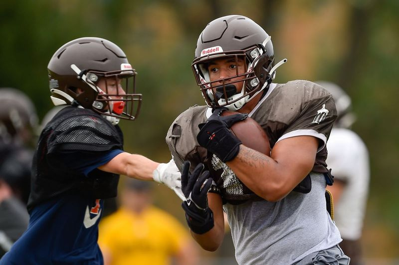 Jordan Anderson z Joliet Catholic běhá s míčem během tréninku 12. srpna 2021.