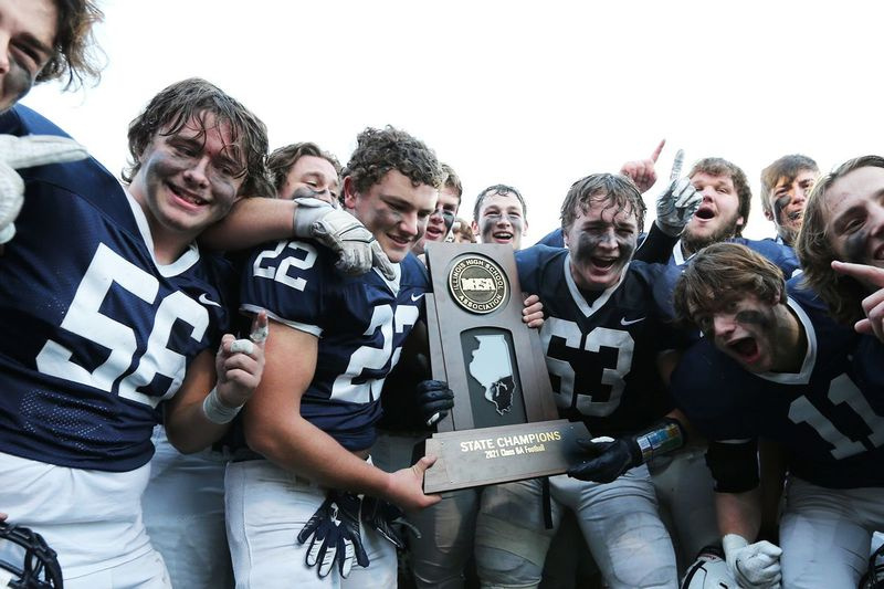 Hráči Cary-Grove Aaron Caspary (56), Toby Splitt (22), Zachary Petko (63), Drew Borzych (11) a ďalší oslavujú svoje štátne prvenstvo triedy 6A.