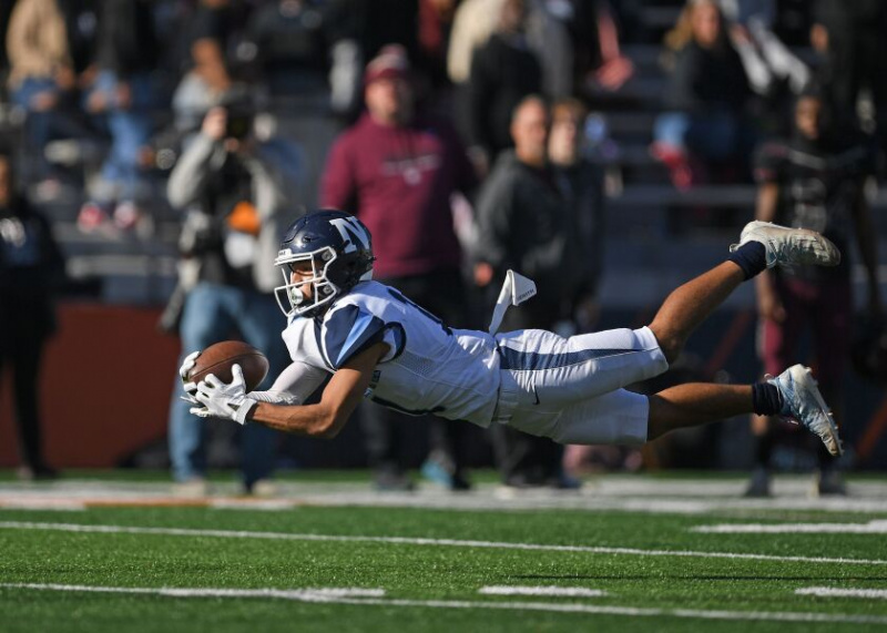  James Penley (11), de Nazareth, mergulha para pegar Peoria.