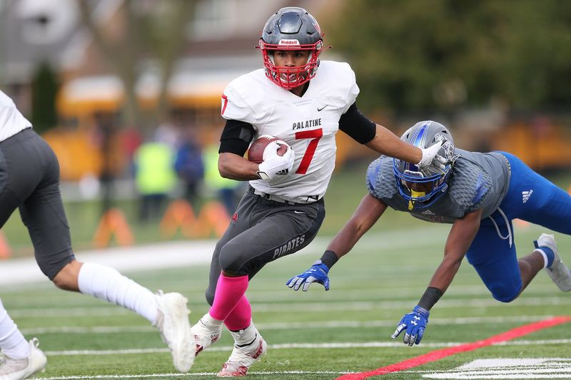 Dominik Ball (7) z Palatine High School strnulo objíma hráča Taft, aby sa oslobodil a získal dlhý zisk.
