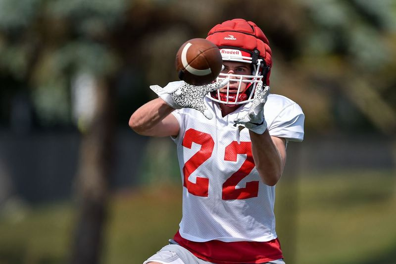 Nick Fahy z Hinsdale Central chytá loptu počas tréningu.