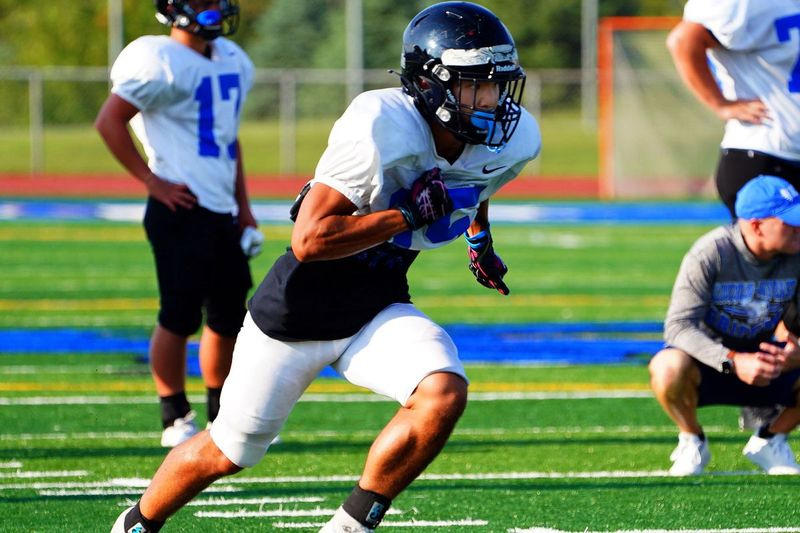 El receptor de Lincoln-Way East, Jack Tremblay (15), recorre su ruta de pase en la práctica de fútbol, ​​el miércoles 18 de agosto de 2021.