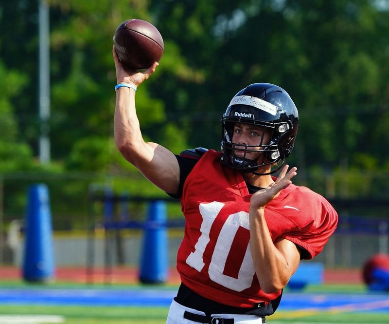 El mariscal de campo de Lincoln-Way East Brennan Stolarek (10) en la práctica de fútbol, ​​miércoles 18 de agosto de 2021.