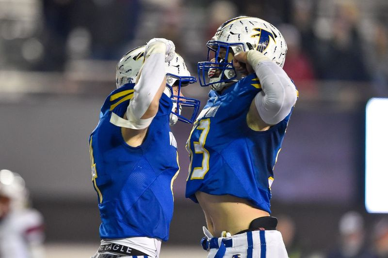 Seth Kortenhoeven (4) z Wheaton North a Ross Dansdill (33) sa po pristátí Kortenhoevena proti St. Rite naklonili k sebe.