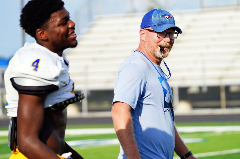 El entrenador de fútbol de Sandburg, Troy McAllister, se ríe de la práctica en Orland Park, el martes 24 de agosto de 2021.