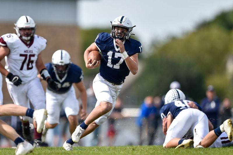 Jameson Sheehan z Cary-Grove (17) prowadzi piłkę przeciwko Prairie Ridge.