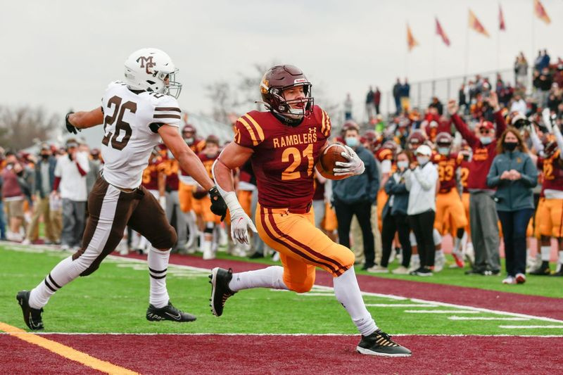 Loyola mängija Vaughn Pemberton (21) lööb Mount Carmeli vastu touchdowni.