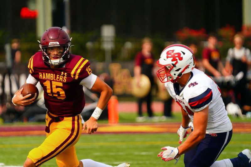 Loyola Jake Stearney (15) rabeleb eemale St. Rita Jake Lehtinenist (24).