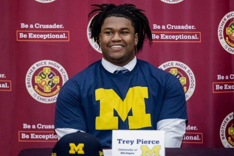  Roderick 'Trey' Pierce III dari Brother Rice menandatangani komitmennya untuk bermain bola sepak untuk Michigan.
