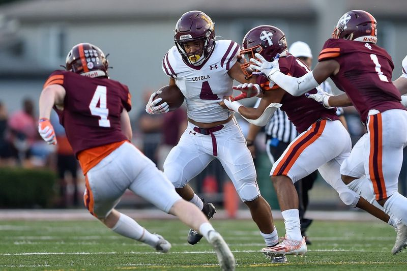 Marco Maldonado (4) di Loyola attraversa la difesa di Brother Rice.