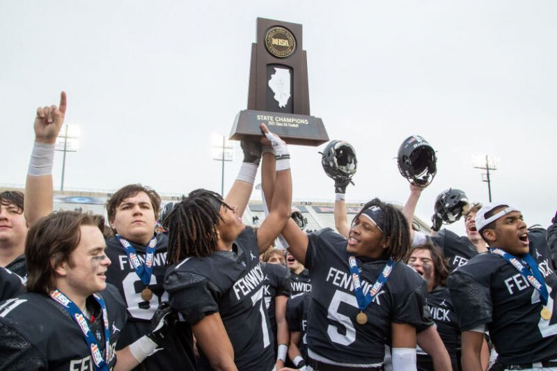  フェンウィックのサッカー選手はカンカキーに対する IHSA クラス 5A 州チャンピオンシップの勝利を祝います。
