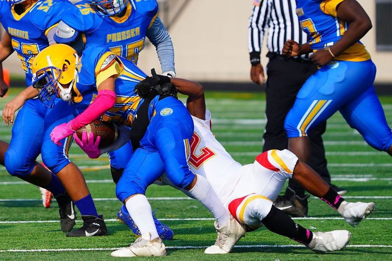 Cortez Roach (2) de North Lawndale enfrenta Tyler Valladares (20) de Prosser perdendo.