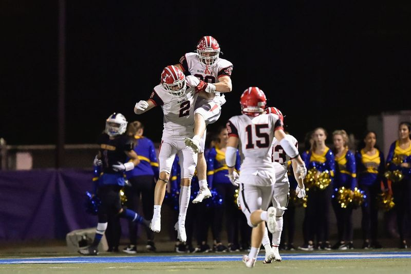 Maine Souths Mike Sajenko (30) firar sin touchdown med lagkamrater under matchen mot Warren.