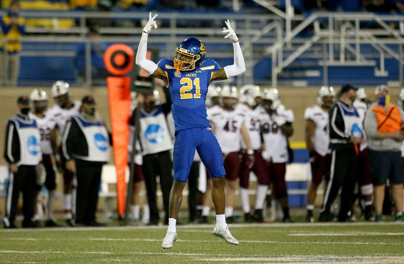 South Dakota osariigi nurgakaitsja Don Gardner, Phillipsi vanem, nimetati Stats Performi FCS All-America teise meeskonda.