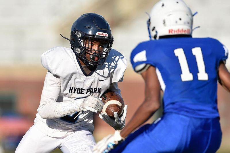Jaylin Ramseur (9) di Hyde Park affronta Terence Young (11) di Mather mentre corre la palla.