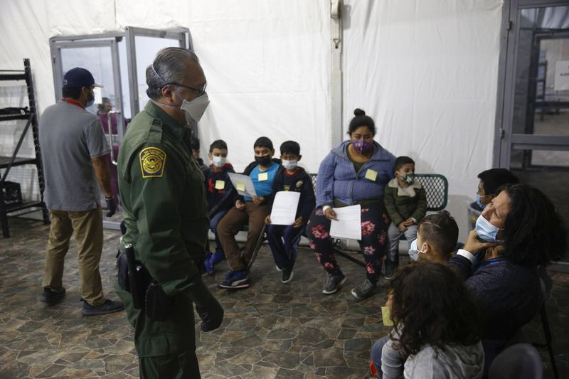 Migranten worden op dinsdag 30 maart 2021 verwerkt in het invoergebied van de Amerikaanse douane- en grensbeschermingsfaciliteit, het belangrijkste detentiecentrum voor niet-begeleide minderjarigen in de Rio Grande Valley, in Donna, Texas.
