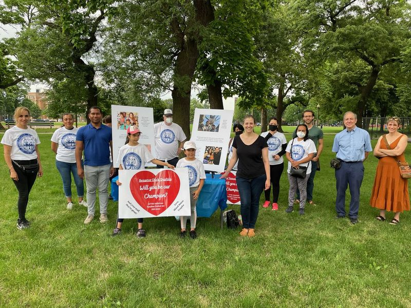 American Families United en Chicago Workers’ Collaborative poseren woensdag voor een foto in Union Park, waar ze pleitten voor de American Families United Act.