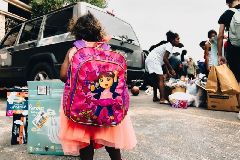   O Mural Movement, com sede em Pilsen, planeja continuar fornecendo doações diretamente aos imigrantes que chegam em ônibus fretados do Texas.