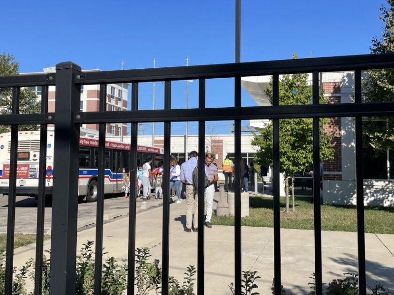   Um grupo de imigrantes chega quarta-feira, 7 de setembro de 2022, a um abrigo do Exército da Salvação no bairro de Humboldt Park, em Chicago.