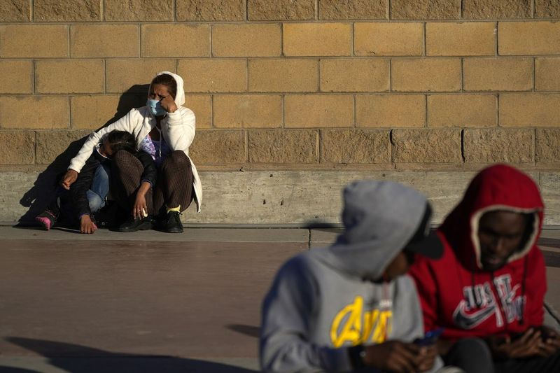 Asielzoekers wachten op nieuws over beleidswijzigingen aan de grens, vrijdag 19 februari 2021, in Tijuana, Mexico.