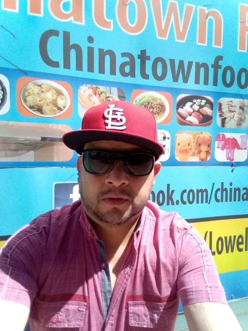 Jose Luis Ruiz, een 39-jarige uit Michoacan, Mexico, zegt dat hij in Aziatische restaurants in het hele Midwesten werkt, met dagen van 12 of 13 uur en $ 2.000 per maand verdient. Elke keer dat hij een baan krijgt, betaalt hij een uitzendbureau $ 120. | Mits
