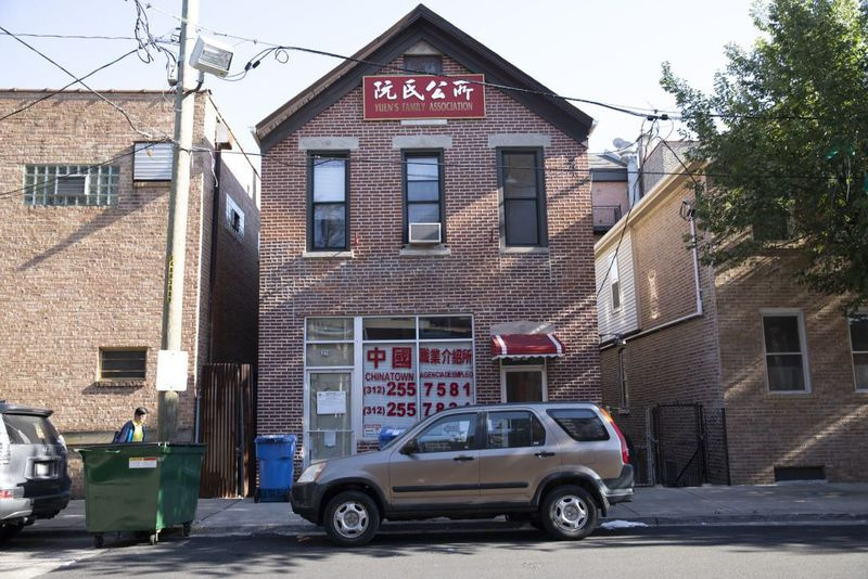 Chinatown Agencia de Empleo, een uitzendbureau dat immigranten Latino-arbeiders doorverwees naar Aziatische restaurants in het Midwesten, sloot kort nadat het was genoemd in een rechtszaak die was aangespannen door de procureur-generaal van Illinois. | Belle Lin / Wisconsin Center for I