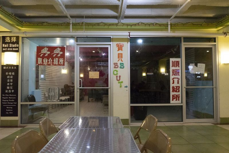 Twee arbeidsbureaus in Chinese handen bevinden zich naast elkaar in het Richland Centre Food Court in Chinatown. Aan de linkerkant is het Xing Xing Uitzendbureau, en aan de rechterkant is het Shun Yi Uitzendbureau. | Belle Lin/Wisconsin Centrum voor Onderzoek