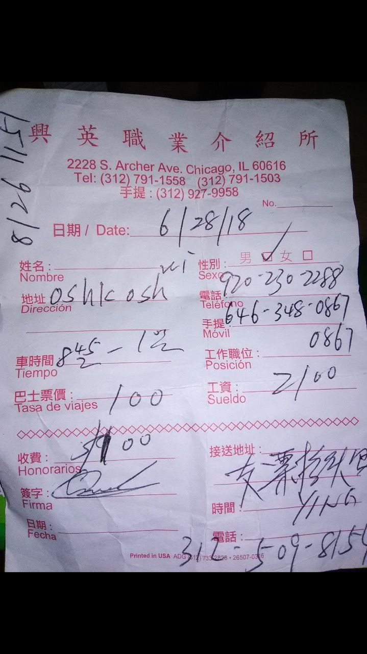 Een kwitantie van het arbeidsbureau Xing Ying die aan Beto, een immigrant uit Mexico, werd gegeven en die hij meenam naar een nieuwe baan in een restaurant in Wisconsin. Xing Ying geeft elke Latino-medewerker een kaartje om naar het restaurant te brengen. Op deze bon staat B