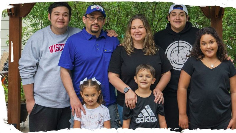 Isaiah, Aidan, Jocelyn, Evelyn en Alex Elizarraraz staan ​​naast hun ouders, Kristin Glauner en Cesar Mauricio Elizarraraz (in blauw shirt) voor hun huis in Crystal Lake.