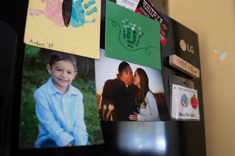 Een foto van Cesar Mauricio Elizarraraz en zijn verloofde Kristen Glauner hangt aan hun koelkast met kunst gemaakt door hun kinderen in hun huis in Crystal Lake.