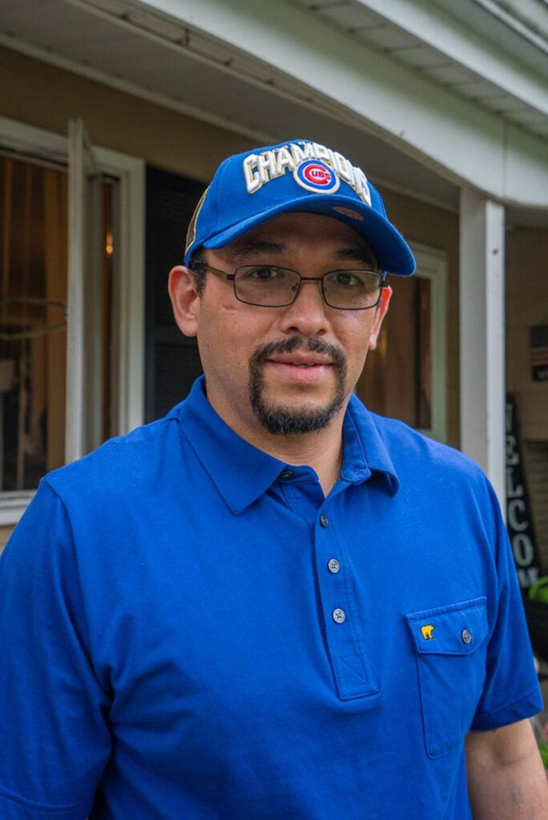 Cesar Elizarraraz mocht op 18 juni terugkeren naar zijn ouderlijk huis in Crystal Lake. Hij zal daar blijven terwijl hij wacht tot zijn zaak wordt berecht.
