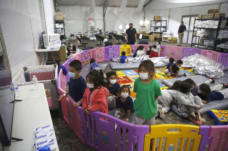 Niet-begeleide migranten in de leeftijd van 3 tot 9 jaar kijken televisie in een box in de U.S. Customs and Border Protection-faciliteit, het belangrijkste detentiecentrum voor niet-begeleide kinderen in de Rio Grande Valley in Donna, Texas.
