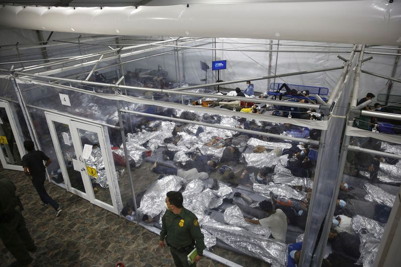 Jonge immigrantenkinderen liggen in een capsule in de detentiefaciliteit van het Department of Homeland Security in Donna, Texas, het belangrijkste detentiecentrum voor niet-begeleide kinderen in de Rio Grande Valley, gerund door de Amerikaanse douane en grensbescherming.