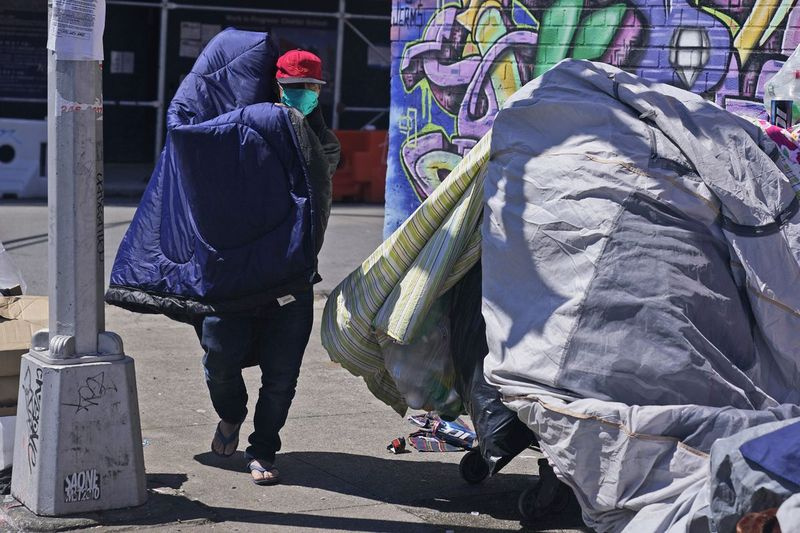 Sotero Cirilo blaast een slaapzak uit in het daklozenkamp waar hij slaapt in Queens. De 55-jarige immigrant uit Mexico verdiende vroeger 800 dollar per week in twee restaurants in Manhattan, die sloten toen de COVID-19-pandemie begon, en hij werd dakloos. Ik had nooit gedacht dat ik zo zou eindigen, zoals ik nu ben, zegt hij.