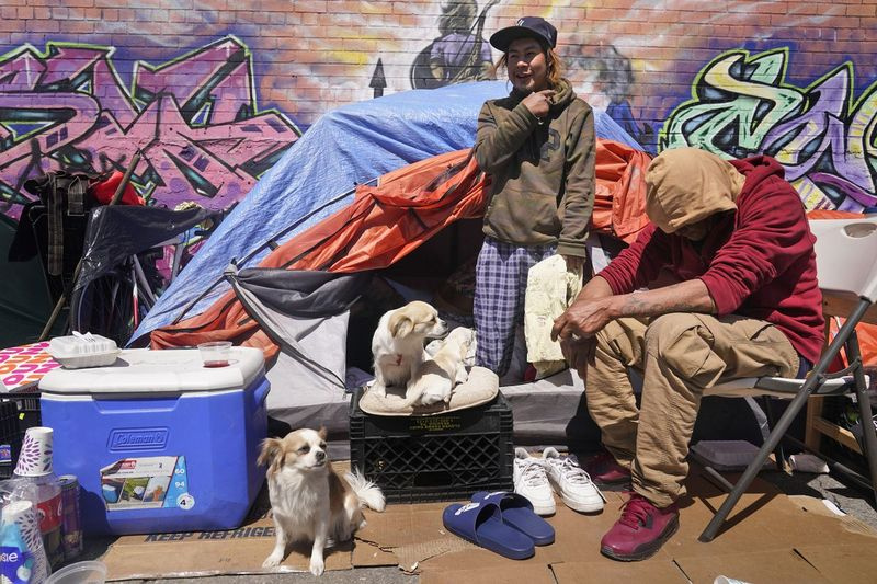 Lucio Lopez (links) praat met vrienden in een daklozenkamp in Queens. Volgens het Migration Policy Institute is de werkloosheid onder Latijns-Amerikaanse immigranten in de Verenigde Staten verdubbeld, van 4,8% in januari 2020 tot 8,8% in februari 2021.