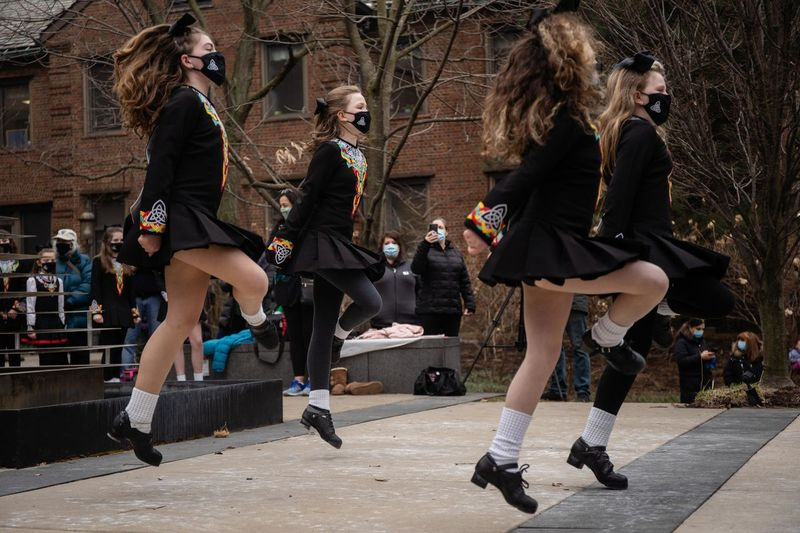 Trinity Irish Dancers vystupují před švédskou nemocnicí Covenant na Den svatého Patrika 2021, aby vyjádřili uznání zdravotnickým pracovníkům.