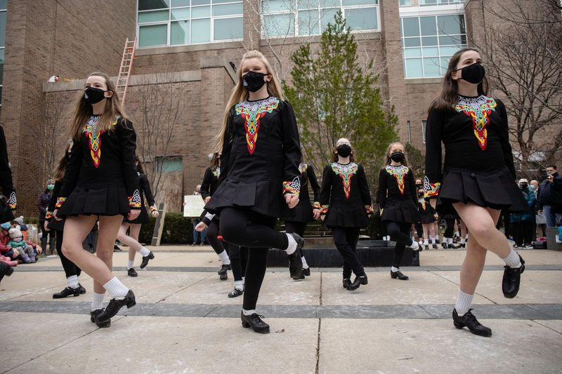 Trinity Irish Dancers vystupují před švédskou nemocnicí Covenant na Den svatého Patrika, aby vyjádřili uznání zdravotnickým pracovníkům.