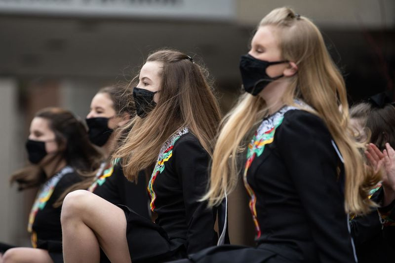 Trinity Irish Dancers vystupují před švédskou nemocnicí Covenant na Den svatého Patrika, aby vyjádřili uznání zdravotnickým pracovníkům.