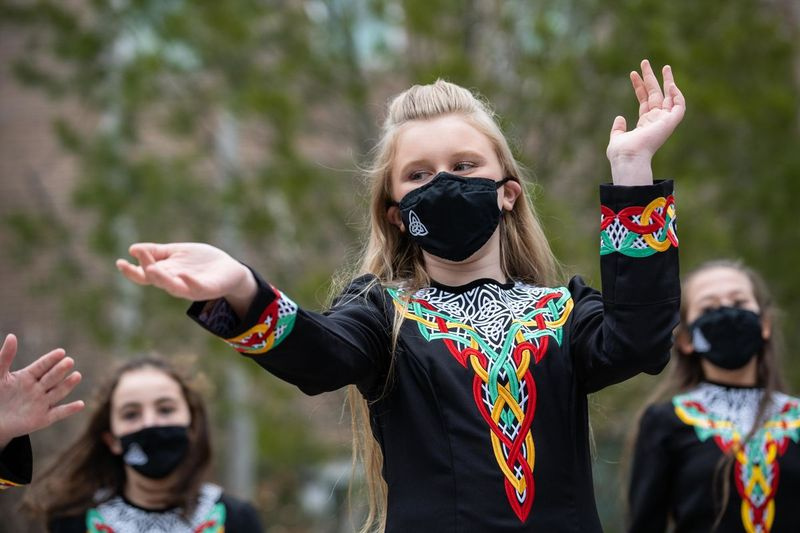 Trinity Irish Dancers vystupují před švédskou nemocnicí Covenant na Den svatého Patrika, aby vyjádřili uznání zdravotnickým pracovníkům.